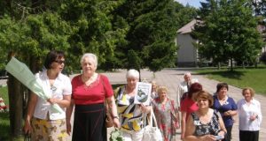 Po keturiasdešimties metų į gimnaziją suskrido 13–osios laidos abiturientai.  Antra iš kairės – auklėtoja Regina Jočienė. A.Minkevičienės nuotr.