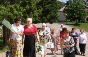 Po keturiasdešimties metų į gimnaziją suskrido 13–osios laidos abiturientai.  Antra iš kairės – auklėtoja Regina Jočienė. A.Minkevičienės nuotr.