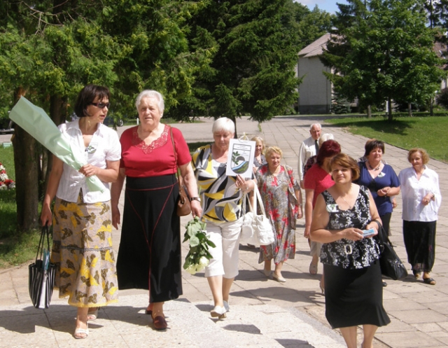 Po keturiasdešimties metų į gimnaziją suskrido 13–osios laidos abiturientai.  Antra iš kairės – auklėtoja Regina Jočienė. A.Minkevičienės nuotr.
