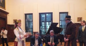 Sutartis pasirašyta: Boršos meras Ion Sorin Timis (kairėje) ir Rokiškio meras Antanas Vagonis