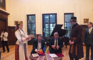Sutartis pasirašyta: Boršos meras Ion Sorin Timis (kairėje) ir Rokiškio meras Antanas Vagonis