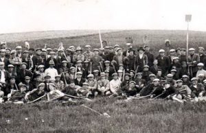 1937 m. gegužės 7 d. įamžinti Suvainiškio darbininkai – Lietuvos-Latvijos sienos žymėtojai. Suvainiškio kaimo bendruomenės archyvo nuotr.