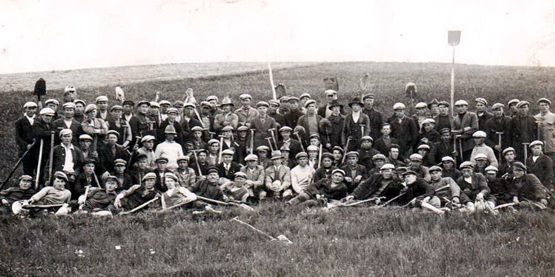 1937 m. gegužės 7 d. įamžinti Suvainiškio darbininkai – Lietuvos-Latvijos sienos žymėtojai. Suvainiškio kaimo bendruomenės archyvo nuotr.