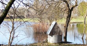 Panemunio gatvės gyventojų šių dienų realija: vandens galima pasisemti ir šalia šulinio.  N.Byčkovskio nuotr.