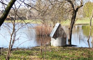 Panemunio gatvės gyventojų šių dienų realija: vandens galima pasisemti ir šalia šulinio.  N.Byčkovskio nuotr.