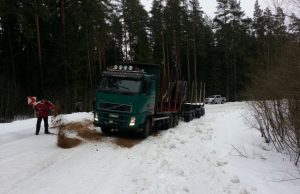 Keliu į Suvainiškį važiavusių sunkvežimių vairuotojams teko gerokai padirbėti kastuvais. R.Nagelės nuotr.