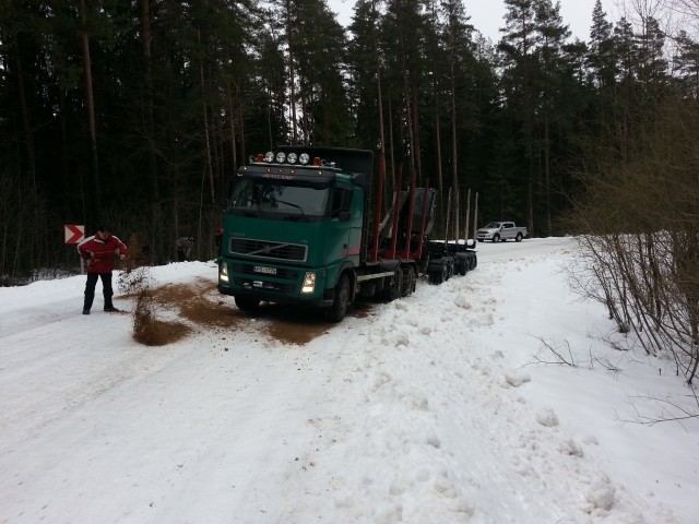 Keliu į Suvainiškį važiavusių sunkvežimių vairuotojams teko gerokai padirbėti kastuvais. R.Nagelės nuotr.