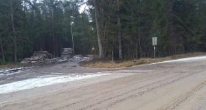 Duobėtu Suvainiškio keliu žmonės sunkiai pasiekia namus