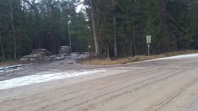 Duobėtu Suvainiškio keliu žmonės sunkiai pasiekia namus Duobėtu Suvainiškio keliu žmonės sunkiai pasiekia namus