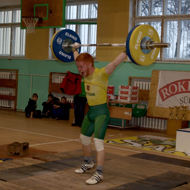Svajūno Aleksiejaus džiaugsmo riksmas išrovus 95 kg štangą. L. Dūdaitės nuotr.