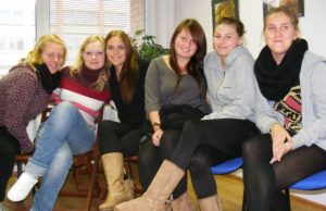 Obelių vaikų globos namų darbuotoja Ieva Galvelytė (antra iš kairės) ir socialinio darbą praktiką atliekančios viešnios iš Švedijos: Jessica (iš kairės)