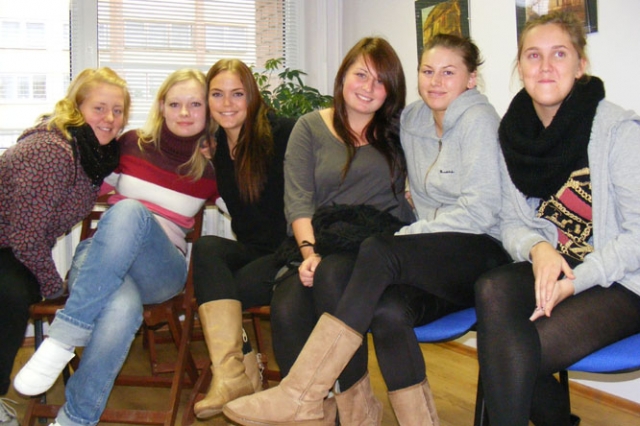 Obelių vaikų globos namų darbuotoja Ieva Galvelytė (antra iš kairės) ir socialinio darbą praktiką atliekančios viešnios iš Švedijos: Jessica (iš kairės) Obelių vaikų globos namų darbuotoja Ieva Galvelytė (antra iš kairės) ir socialinio darbą praktiką atliekančios viešnios iš Švedijos: Jessica (iš kairės)