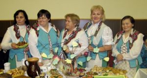 Šventėje antrą vietą iškovojusios Lailūnų komandos atstovės pagamino14 rūšių mišrainių ir galybę kitų sveikuoliškų skanėstų. A.Puteikytės nuotr.