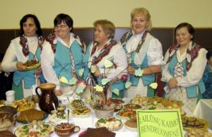 Šventėje antrą vietą iškovojusios Lailūnų komandos atstovės pagamino14 rūšių mišrainių ir galybę kitų sveikuoliškų skanėstų. A.Puteikytės nuotr.