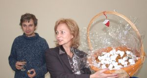 LISS valdybos pirmininkas Tadas Jačiauskas ir generalinė sekretorė Aldona Droseikienė visus susirinkusius pavaišino rėmėjų dovanotais saldumynais – meduoliniais grybukais.