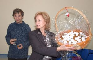 LISS valdybos pirmininkas Tadas Jačiauskas ir generalinė sekretorė Aldona Droseikienė visus susirinkusius pavaišino rėmėjų dovanotais saldumynais – meduoliniais grybukais.