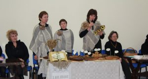 Lailūnų kaimo šeimininkės Regina Juodienė (iš kairės)