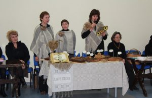 Lailūnų kaimo šeimininkės Regina Juodienė (iš kairės)