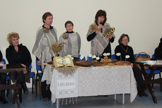 Lailūnų kaimo šeimininkės Regina Juodienė (iš kairės)