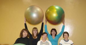 Moterų sporto klubo „Gode“ vadovė Liudmila Pernavienė (antra iš dešinės) atskleidė Pilateso pratimų privalumus Ritai Matiukienei (iš kairės)