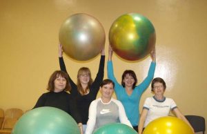 Moterų sporto klubo „Gode“ vadovė Liudmila Pernavienė (antra iš dešinės) atskleidė Pilateso pratimų privalumus Ritai Matiukienei (iš kairės)