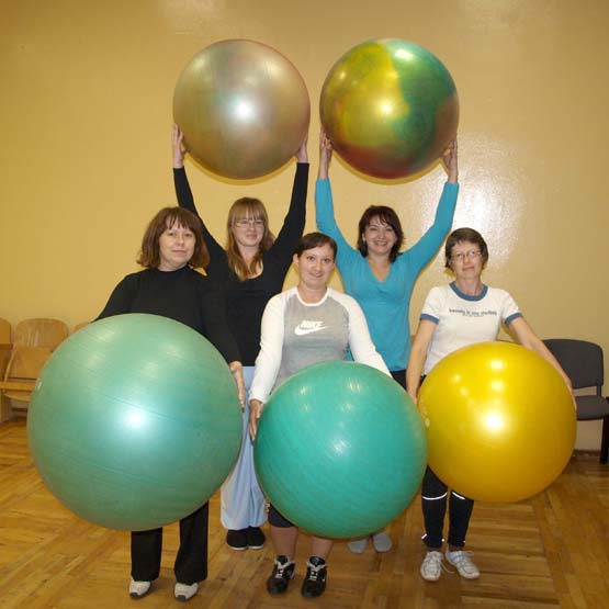 Moterų sporto klubo „Gode“ vadovė Liudmila Pernavienė (antra iš dešinės) atskleidė Pilateso pratimų privalumus Ritai Matiukienei (iš kairės)
