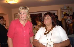 Sveiko maisto krautuvėlės savininkė R.Mekšėnienė (kairėje) rodė žiniuonei I.Jansonei produktus