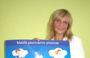 Rokiškio visuomenės sveikatos biuro specialistė V.Mickienė komentavo naująją maisto pasirinkimo piramidę. D.Zibolienės nuotr.