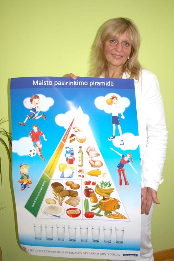 Rokiškio visuomenės sveikatos biuro specialistė V.Mickienė komentavo naująją maisto pasirinkimo piramidę. D.Zibolienės nuotr.