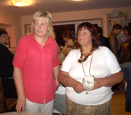 Sveiko maisto krautuvėlės savininkė R.Mekšėnienė (kairėje) rodė žiniuonei I.Jansonei produktus