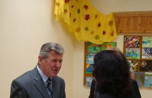 Padėką už meilės gyvūnams ugdymą Valstybinės maisto ir veterinarijos tarnybos vedėjas Antanas Redeckas įteikė Juozo Tūbelio progimnazijos mokytojai Janinai Jankienei. Rajono VMVT archyvo nuotr.