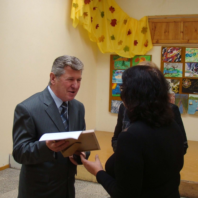 Padėką už meilės gyvūnams ugdymą Valstybinės maisto ir veterinarijos tarnybos vedėjas Antanas Redeckas įteikė Juozo Tūbelio progimnazijos mokytojai Janinai Jankienei. Rajono VMVT archyvo nuotr. Padėką už meilės gyvūnams ugdymą Valstybinės maisto ir veterinarijos tarnybos vedėjas Antanas Redeckas įteikė Juozo Tūbelio progimnazijos mokytojai Janinai Jankienei. Rajono VMVT archyvo nuotr.