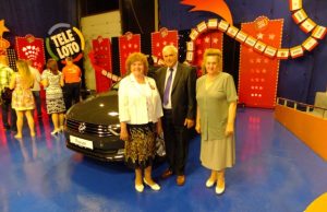 Loterijoje laimėjimu patenkinti (iš kairės) Danutė ir Bronius Švelniai su Gene Šimėniene.