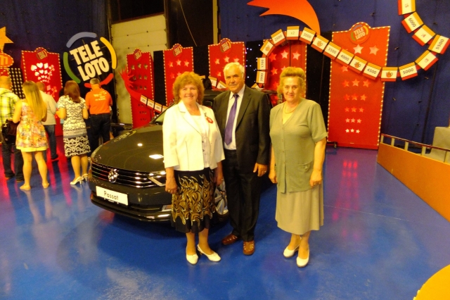 Loterijoje laimėjimu patenkinti (iš kairės) Danutė ir Bronius Švelniai su Gene Šimėniene.