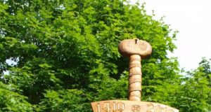 Paminklas Žalgirio mūšiui: lietuvių ir lenkų kardu perverta  kryžiuočių galia. L.Dūdaitės nuotr.