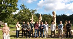 Prie ką tik pastatytų skulptūrų - visi jas kūrę lietuvių ir latvių meistrai. D.Zibolienės nuotr.