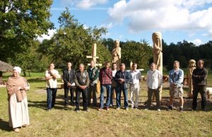 Po plenero – nauja kompozicija Prie ką tik pastatytų skulptūrų - visi jas kūrę lietuvių ir latvių meistrai. D.Zibolienės nuotr.