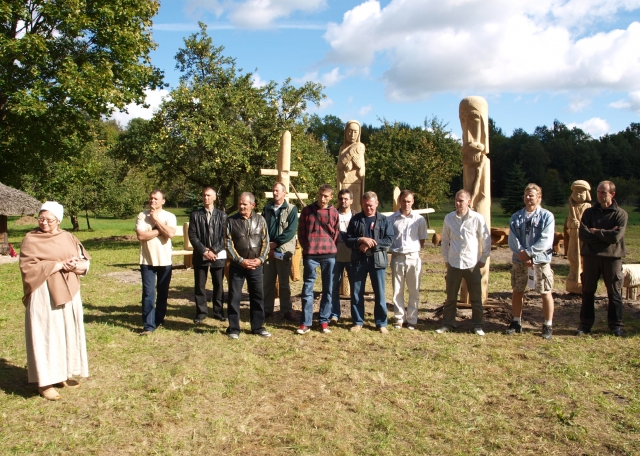 Prie ką tik pastatytų skulptūrų - visi jas kūrę lietuvių ir latvių meistrai. D.Zibolienės nuotr. Prie ką tik pastatytų skulptūrų - visi jas kūrę lietuvių ir latvių meistrai. D.Zibolienės nuotr.