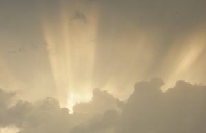 Vakarėjantis praėjusio pirmadienio dangus Parokiškės kaime. A.Minkevičienės nuotr.