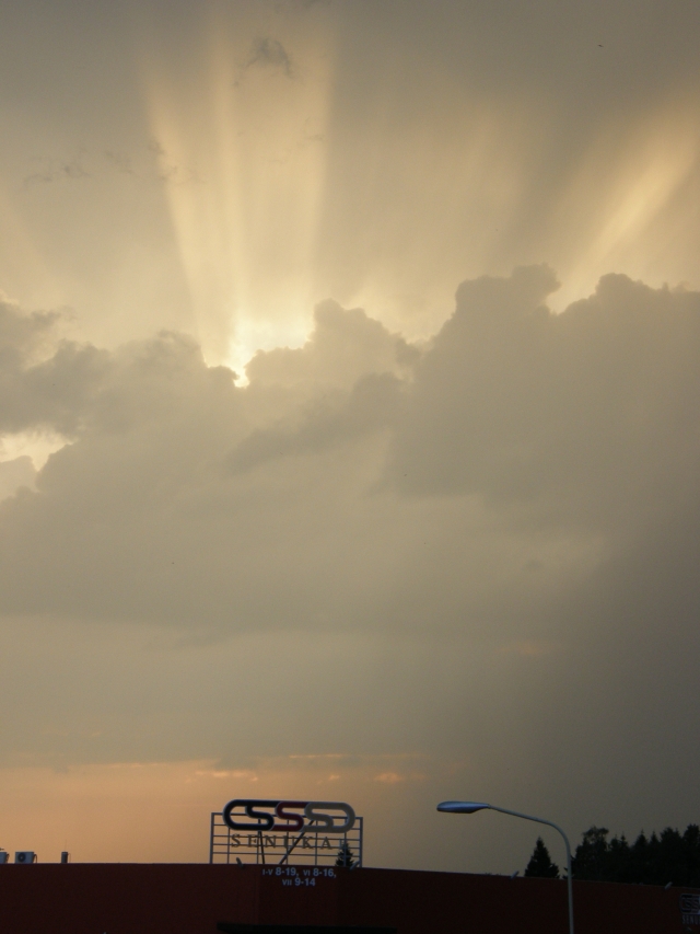 Vakarėjantis praėjusio pirmadienio dangus Parokiškės kaime. A.Minkevičienės nuotr.