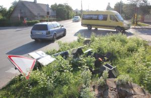 Sankryžoje – sudaužytas šviesoforas Ankstyvą rytą į darbą važiuojantys vairuotojai nustebo pamatę sudaužytą šviesoforą. D. Zibolienės nuotr.