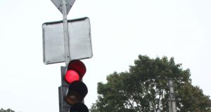 Prie sankryžos sustojusius vairuotojus klaidina sulūžęs