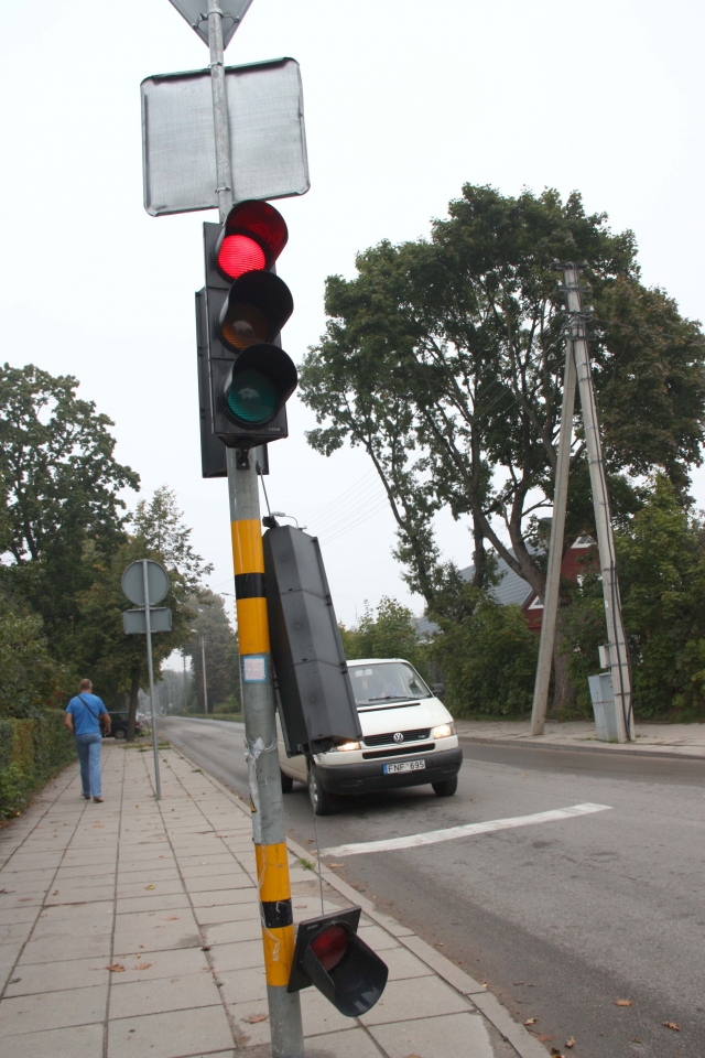 Prie sankryžos sustojusius vairuotojus klaidina sulūžęs