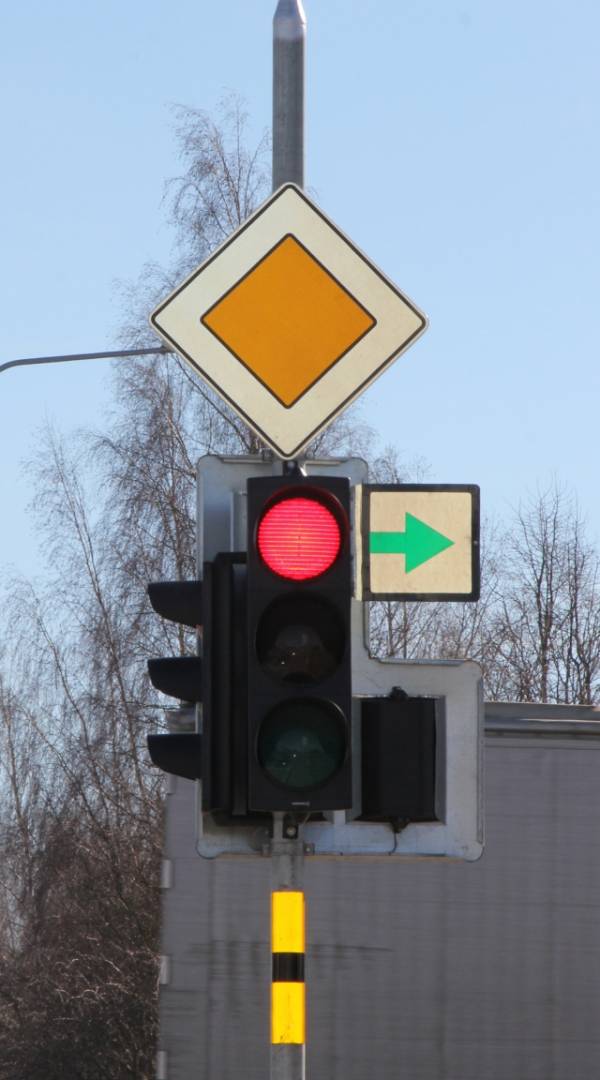 Vėjas kartais nuplėšia šviesoforo detales. D. Zibolienės nuotr. Vėjas kartais nuplėšia šviesoforo detales. D. Zibolienės nuotr.