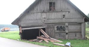 Šimtmečius atlaikęs svirnas - bejėgis prieš šių dienų kelių chuliganus. R.Kilkaus nuotr.