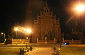 Rokiškio miesto šventovė skendi tamsoje Rokiškio šv. apaštalo evangelisto Mato bažnyčia. N. Byčkovskio nuotr.