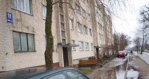 Mašinomis užstatytas privažiavimas prie Taikos 11 – ojo daugiabučio tapo gyventojų nesantaikos objektu. L.Dūdaitės nuotr.