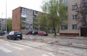 Taikos g. 11-ojo namo gyventojų netenkina šaligatvių ir automobilių aikštelės rekonstrukcija.