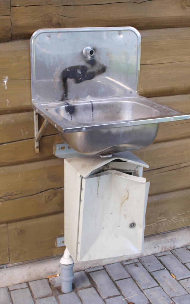 Suspardytos ir sulankstytos sanitarinių mazgų spintelės. L.Dūdaitės nuotr.