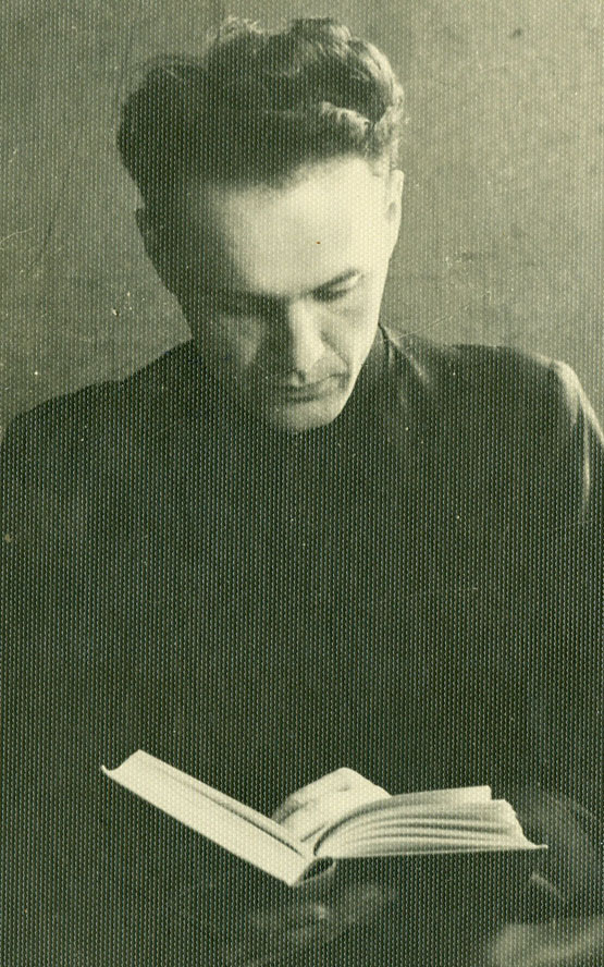 Kunigas A.Talačka skaito knygą. 1957–ieji. Krašto muziejaus archyvo nuotr. Kunigas A.Talačka skaito knygą. 1957–ieji. Krašto muziejaus archyvo nuotr.